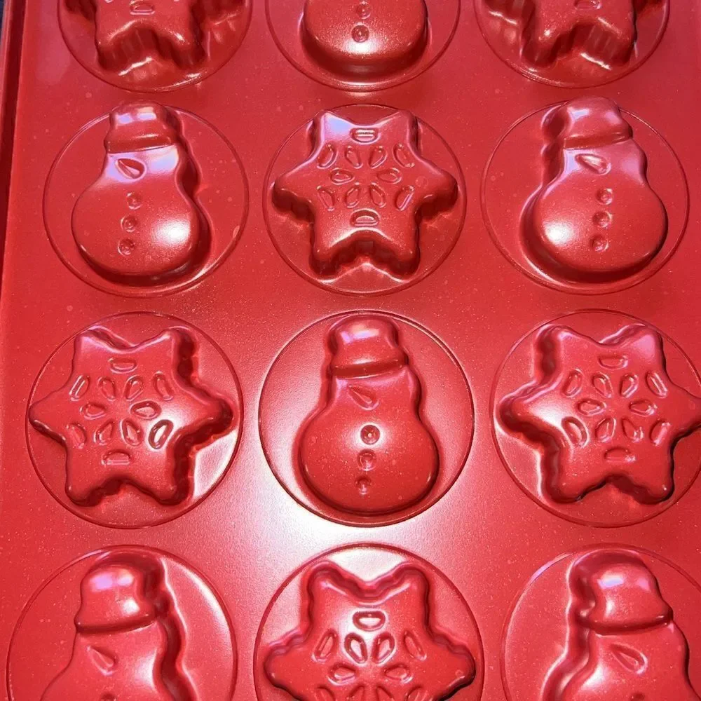 The Pampered Chef Christmas baking‎ pan with twelve molds and 2 shapes